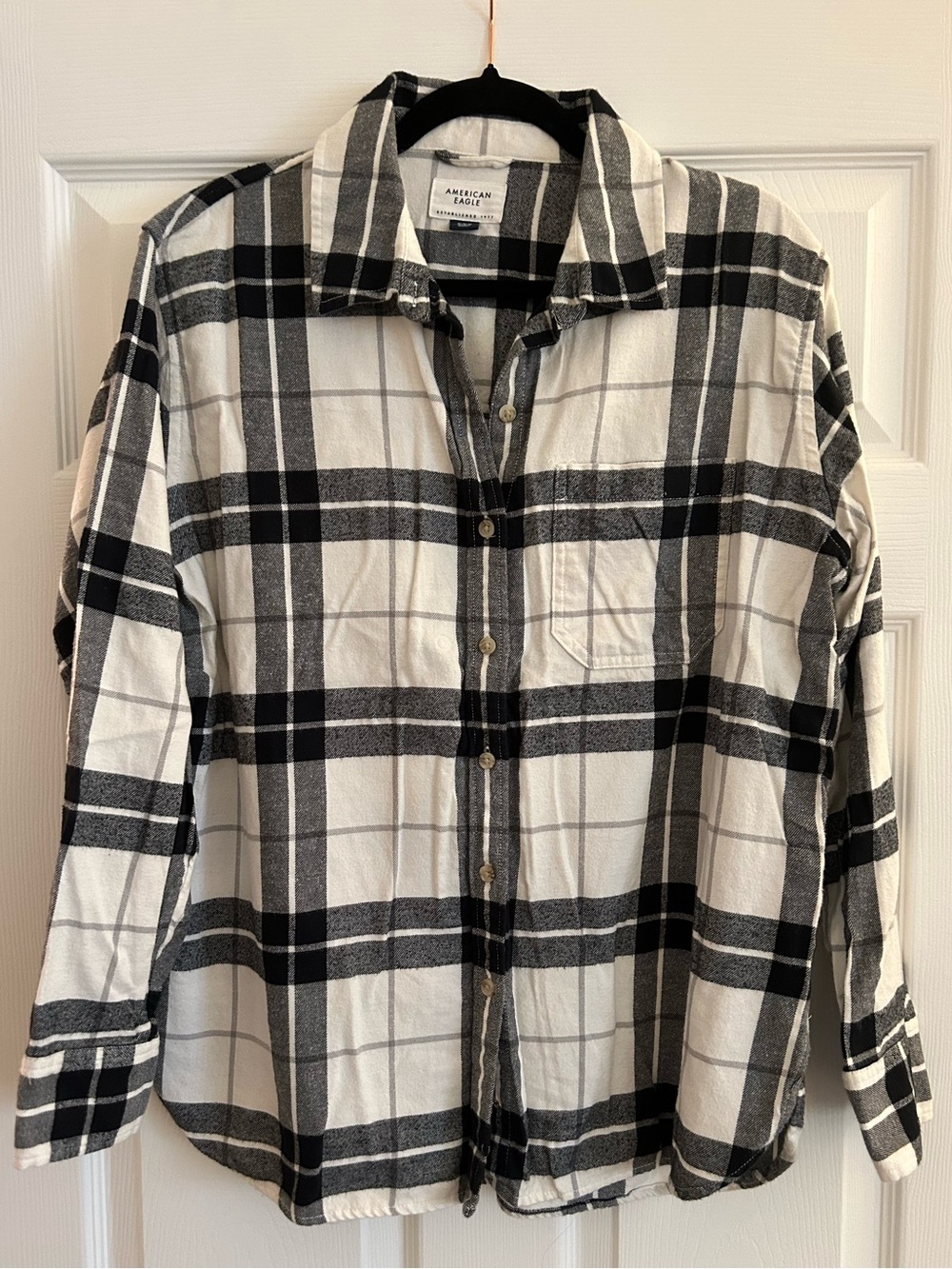 American Eagle Black & White Plaid Long Sleeve Shirt.